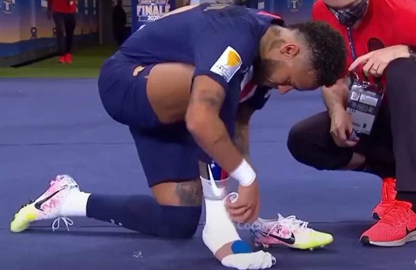 Neymar quấn băng cổ chân