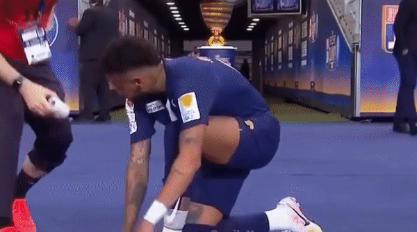 Tại sao nhiều cầu thủ quấn băng cổ chân như Neymar?