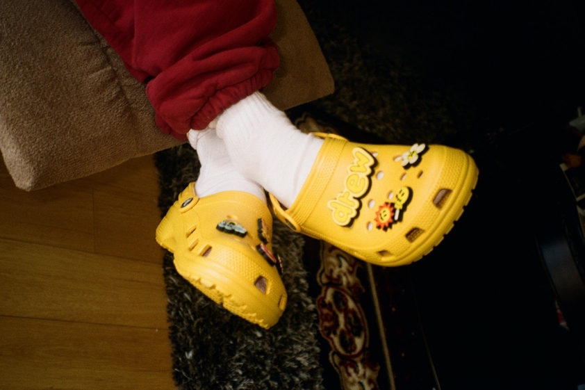 Justin Bieber lần đầu tiên hợp tác cùng Crocs.