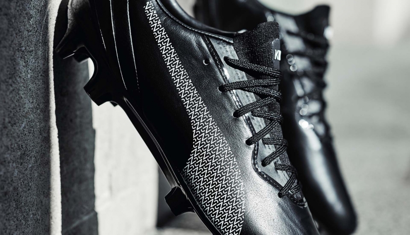 Giày đinh Puma King Platinum.