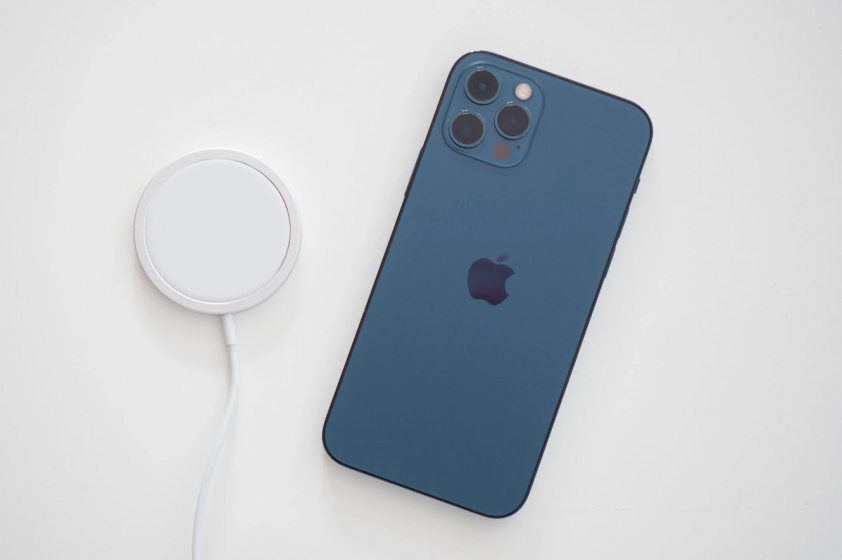 Chỉ 3 tiếng chơi game iPhone 12 Pro đã hết pin