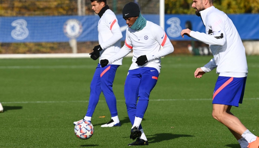 Sao trẻ Arsenal bí mật tập với giày đinh lạ