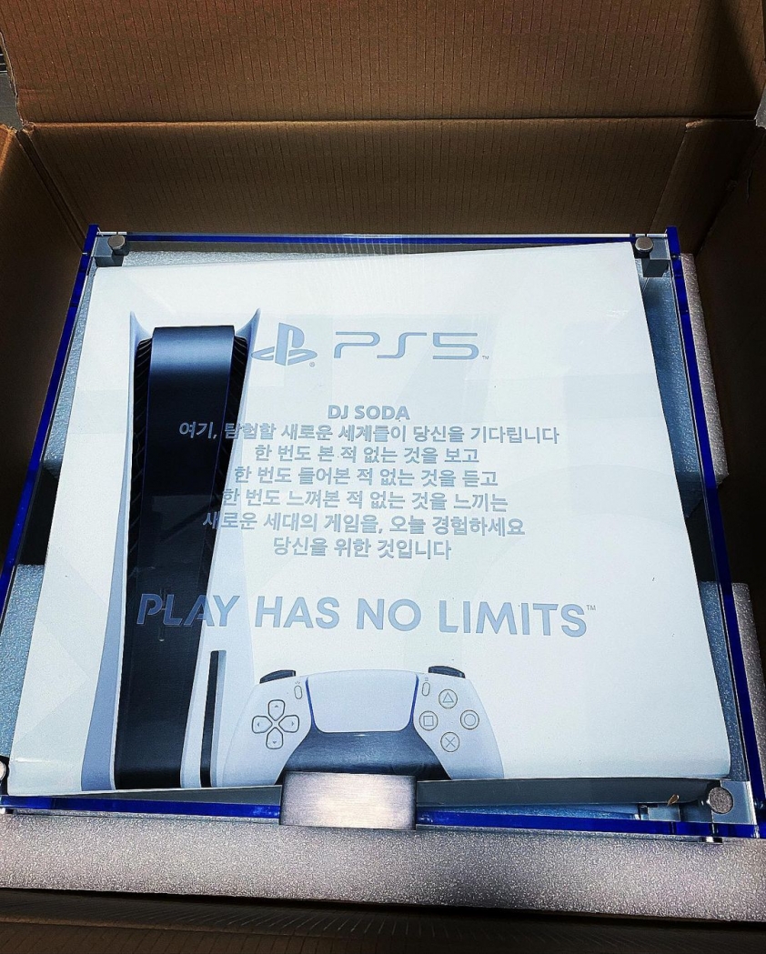 DJ Soda 'đập hộp' máy chơi game PS5 cực hấp dẫn từ Sony