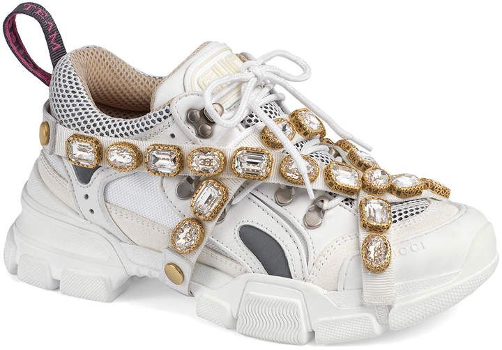 Binz mang sneaker 'cọc cạch' hơn 30 triệu lên sân khấu