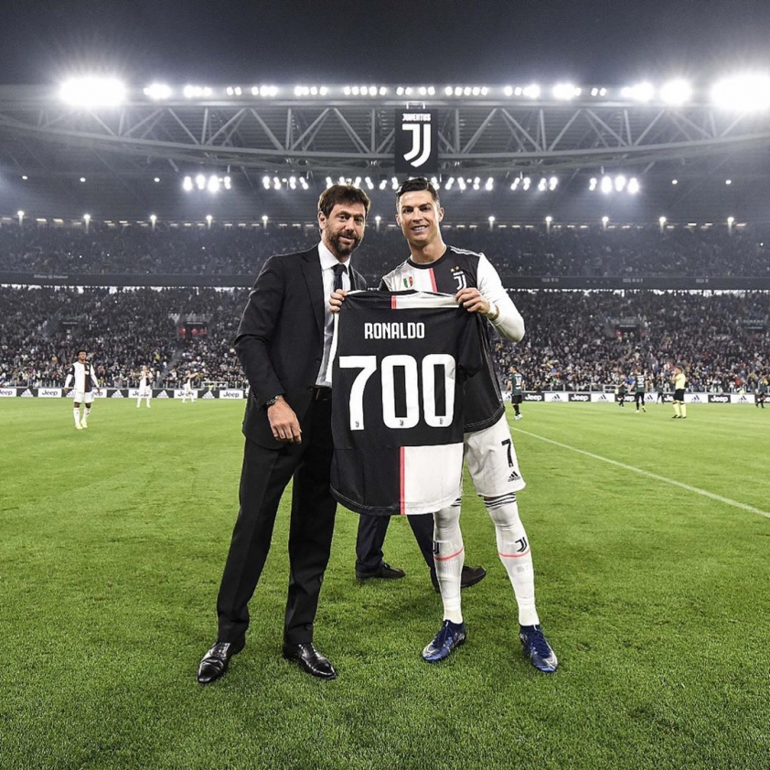 C. Ronaldo nhận quà 'đặc biệt' mừng bàn thắng 750