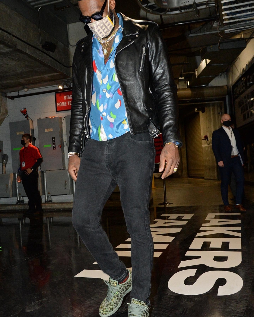 LeBron James đi sneaker giá gần 350 triệu đồng Ảnh 3