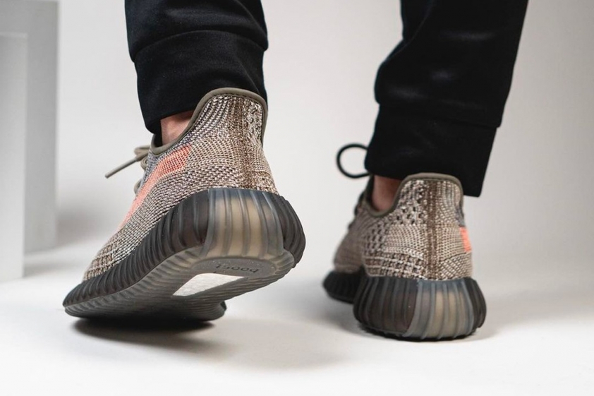 Trên chân Adidas YEEZY BOOST 350 V2 Ash Stone Ảnh 4