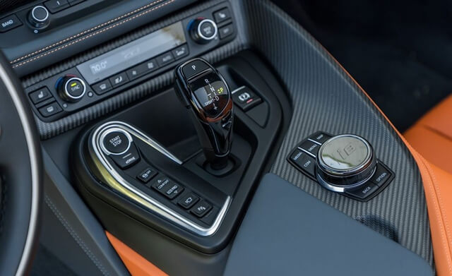 Lẫy chuyển số và trang bị tiện ích trên BMW i8