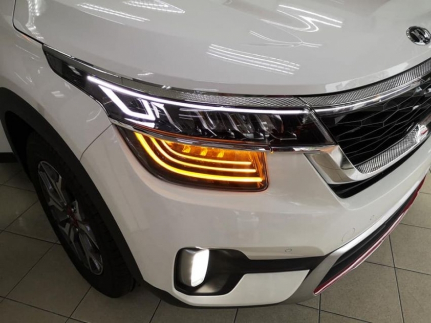 Đèn pha LED kiểu vương miện trên Kia Seltos GT-Line