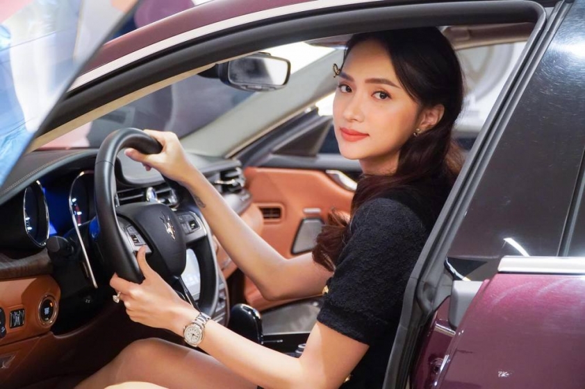 Hương Giang cùng bạn trai Matt Liu đi nhận xế hộp 8 tỷ đồng Ảnh 1
