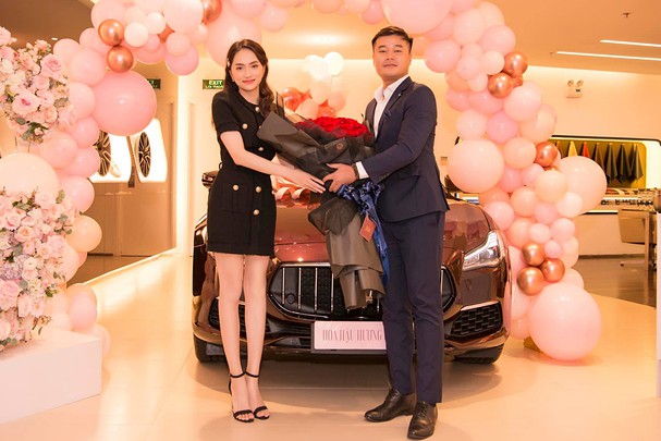 Hương Giang cùng bạn trai Matt Liu đi nhận xế hộp 8 tỷ đồng Ảnh 2