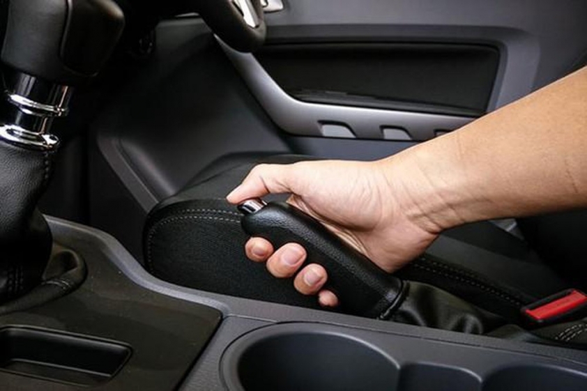 Kéo hết phanh tay khi tắt máy đỗ xe ô tô