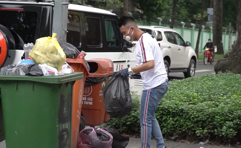 Đại gia Minh Nhựa đi nhặt rác