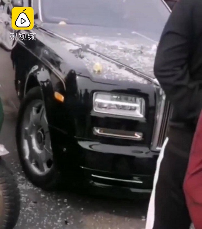 Đâm vào Roll-Royce, tài xế xe ba gác