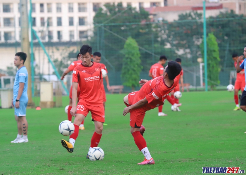 U22 VN luyện tập: Lý Công Hoàng Anh ngồi thẫn thờ, Danh Trung bị nhắc nhở Ảnh 4