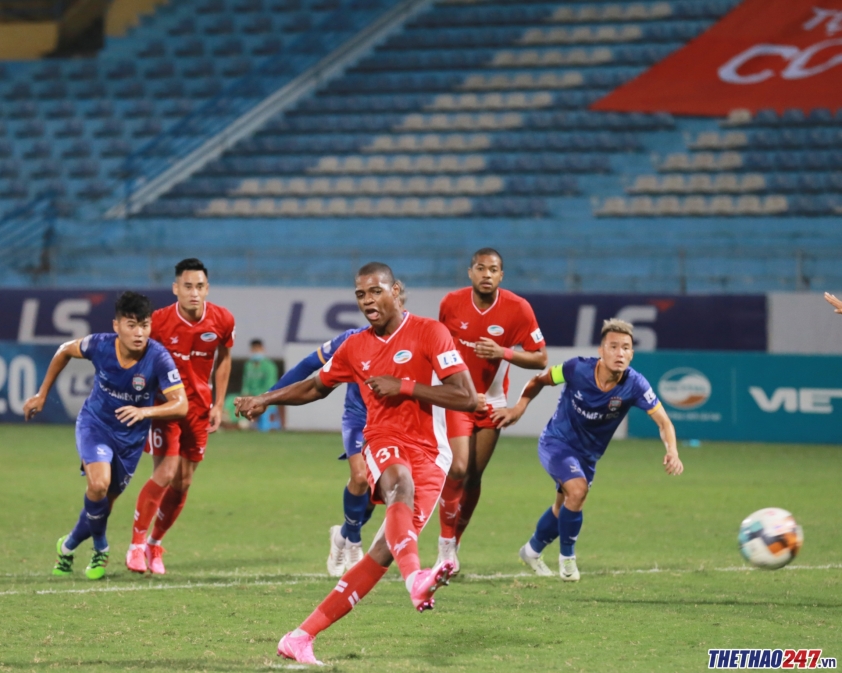 Tân vương V-League chia tay 'kẻ dội bom' người Brazil Ảnh 1