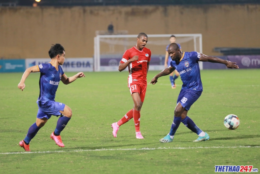 Tân vương V-League chia tay 'kẻ dội bom' người Brazil Ảnh 1
