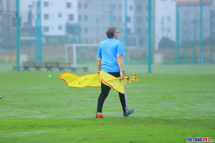HLV Troussier: 'Tôi sẽ tạm hài lòng nếu nằm trong top 4 ĐNA' Ảnh 9