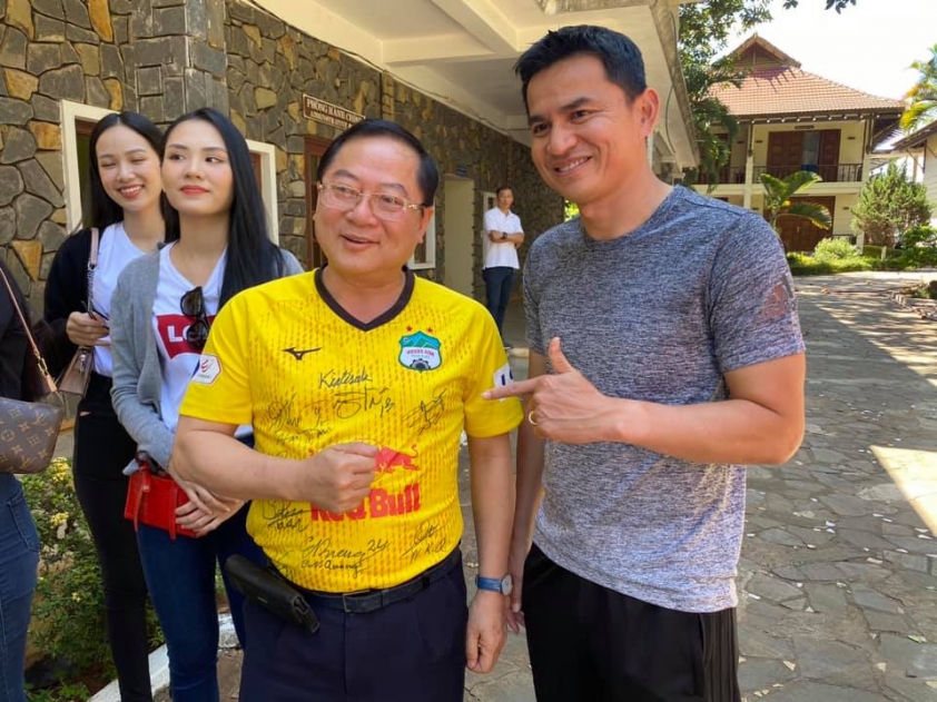Dàn hoa hậu Việt Nam đại náo Pleiku, tiếp lửa cho thầy trò Kiatisak Ảnh 2