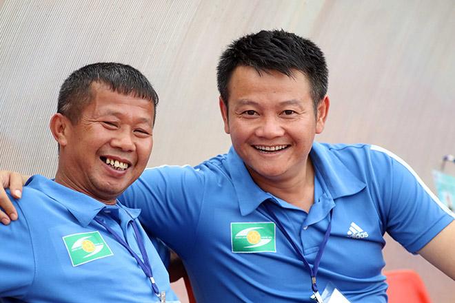Phạm Văn Quyến cùng HLV Lê Kỳ Phương đã đưa đoàn quân U17 SLNA lên ngôi vô địch U17 Quốc gia