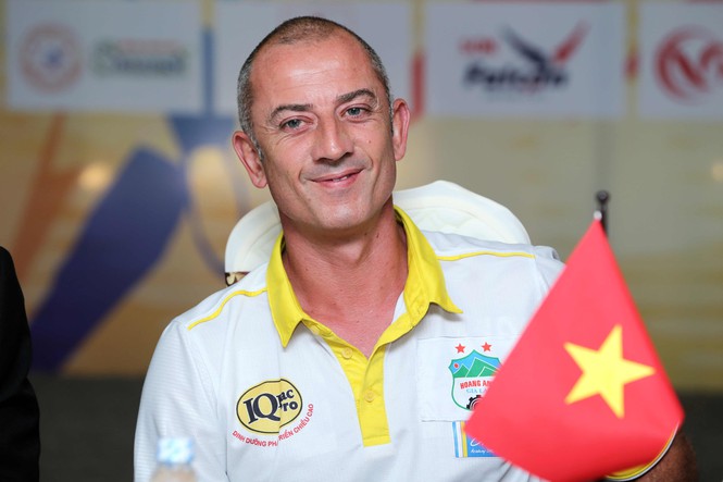 HLV Guillaume Graechen cũng chỉ có hơn 1 năm nắm quyền dẫn dắt HAGL