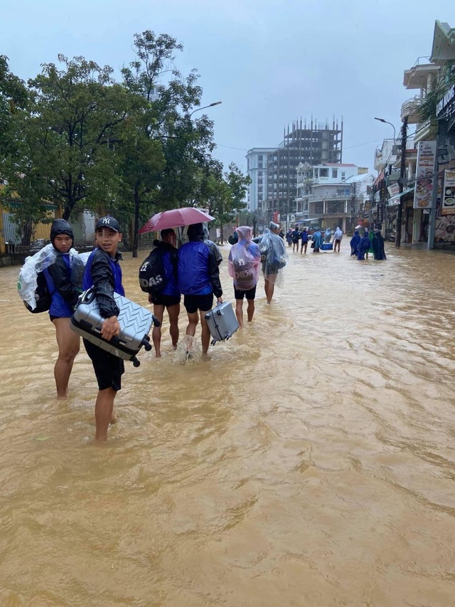Các cầu thủ của đội bóng cố đô phải vác hành lý, lội nước ra sân bay, chờ trận đấu với Cần Thơ vào ngày 14/10 tới