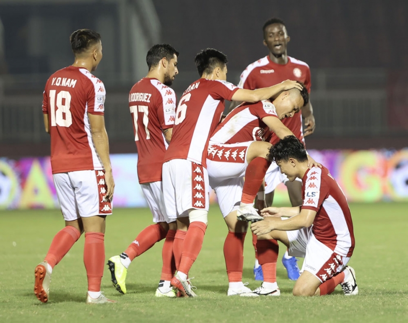 Phi Sơn lập cú đúp trong ngày đối đầu đội bóng quê hương