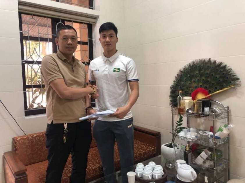 Nguyễn Văn Hoàng chính thức ký kết hợp đồng có thời hạn 1 năm với SLNA