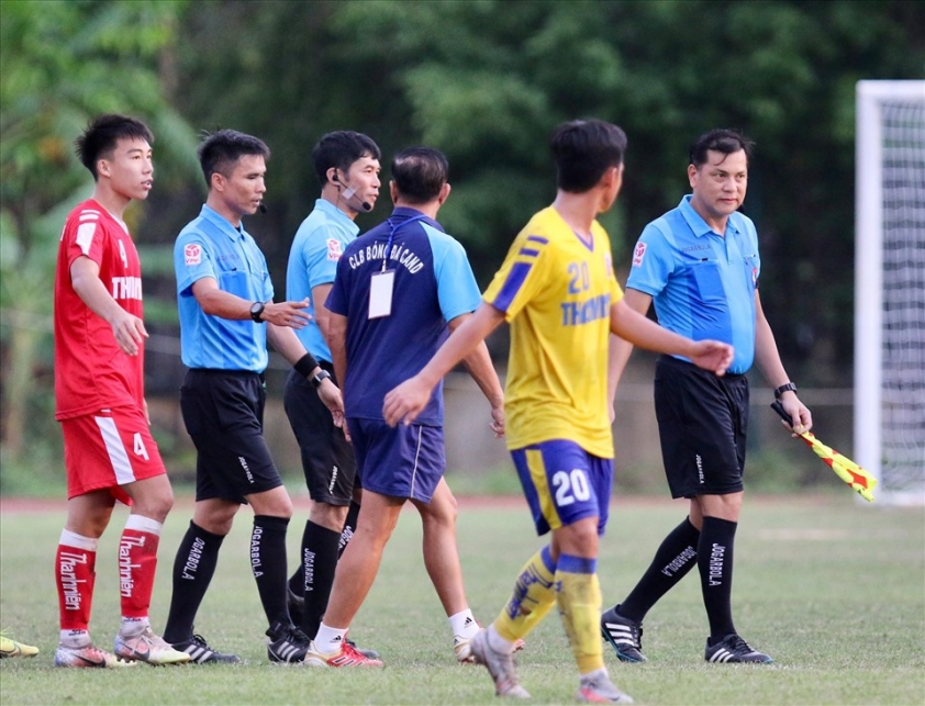 BHL và cầu thủ U21 CAND phản ứng gay gắt với trọng tài