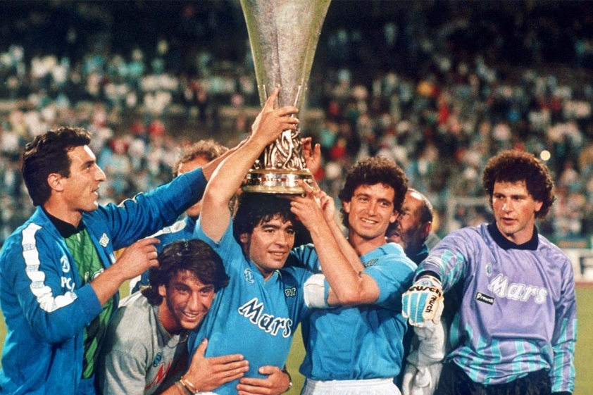 Diego Maradona - biểu tượng vượt xa Messi và Ronaldo Ảnh 1
