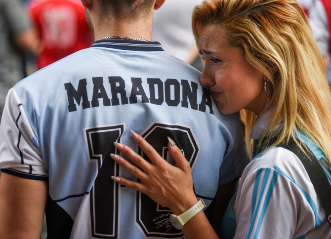 Hàng nghìn người hâm mộ xuống đường để tôn vinh Maradona Ảnh 1