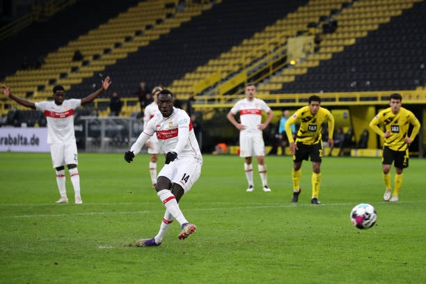 Dortmund thảm bại trên sân nhà trong cơn mưa bàn thắng Ảnh 1