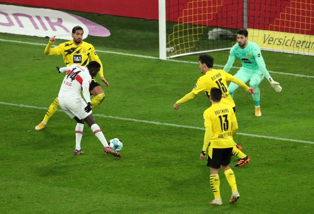 Dortmund thảm bại trên sân nhà trong cơn mưa bàn thắng Ảnh 1
