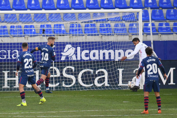 Trực tiếp Huesca 1-2 Real Madrid: Trung vệ chói sáng Ảnh 1