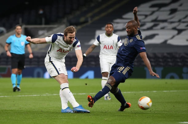 Harry Kane tỏa sáng, Tottenham đặt một chân vào tứ kết Ảnh 1