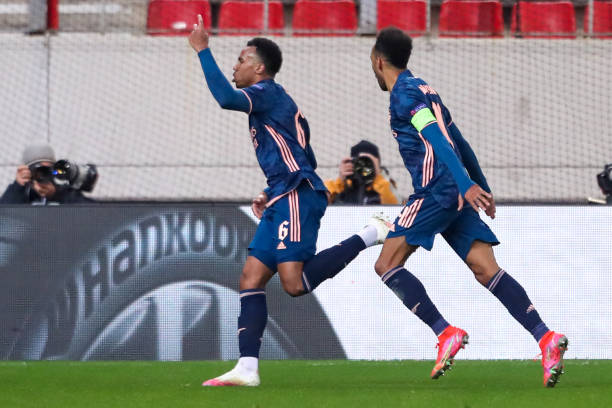 Odegaard tái hiện siêu phẩm Messi, Arsenal mở tiệc Ảnh 1