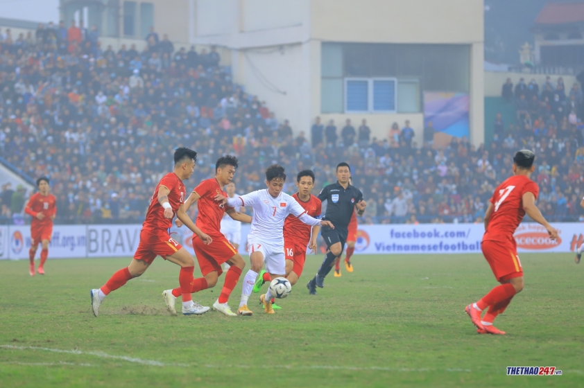 Tuấn Anh bất lực kéo áo ngăn cản 'tài năng trẻ' Hữu Thắng Ảnh 1