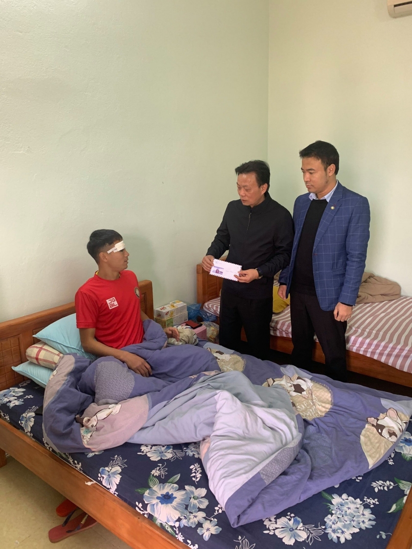 Cựu tuyển thủ U23 Việt Nam phải nhập viện khâu 15 mũi Ảnh 1