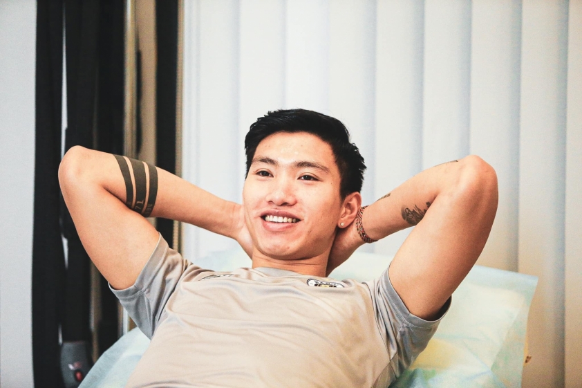 Văn Hậu khoe cơ bắp cuồn cuộn dù phải điều trị chấn thương Ảnh 2