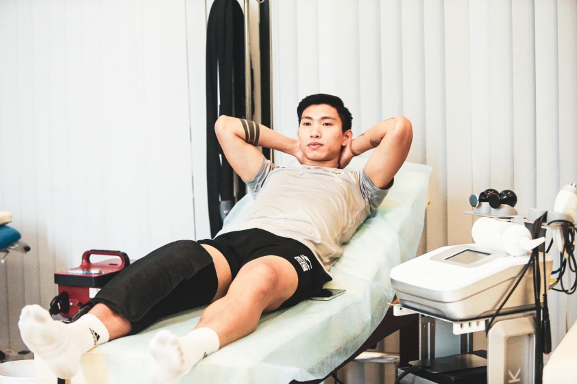Văn Hậu khoe cơ bắp cuồn cuộn dù phải điều trị chấn thương Ảnh 3