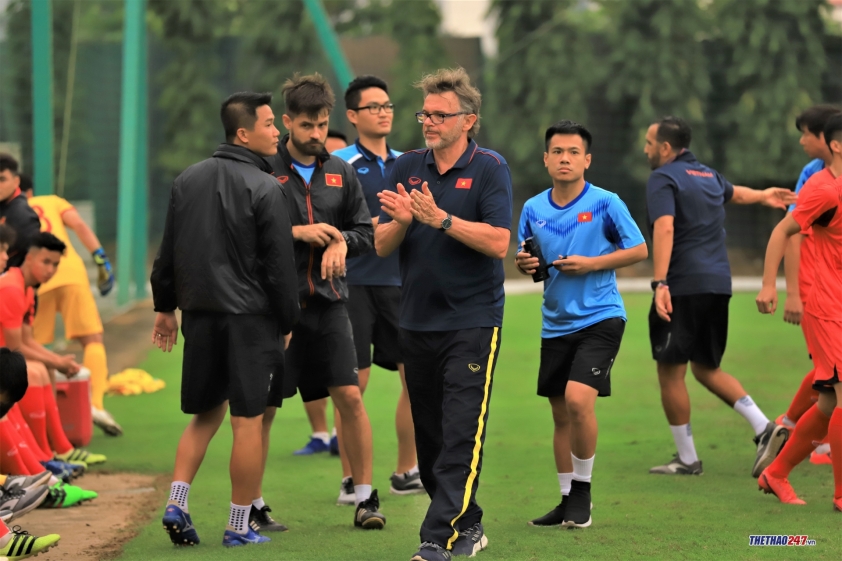 HLV Troussier hò hét, thúc giục học trò thi triển lối đá pressing Ảnh 2