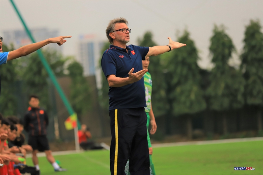 HLV Troussier hò hét, thúc giục học trò thi triển lối đá pressing Ảnh 6