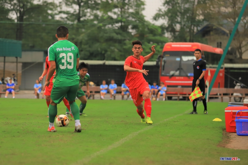 HLV Troussier hò hét, thúc giục học trò thi triển lối đá pressing Ảnh 7