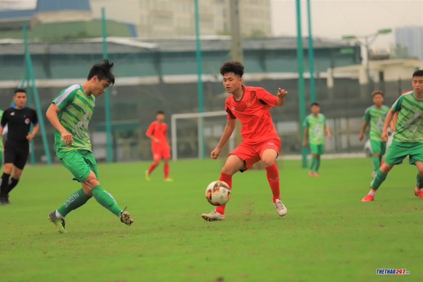 HLV Troussier hò hét, thúc giục học trò thi triển lối đá pressing Ảnh 8