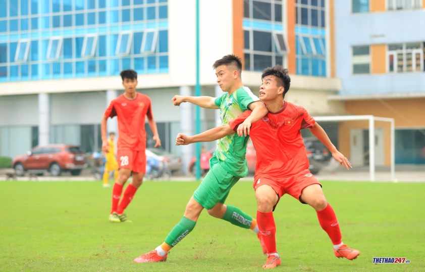 HLV Troussier hò hét, thúc giục học trò thi triển lối đá pressing Ảnh 12