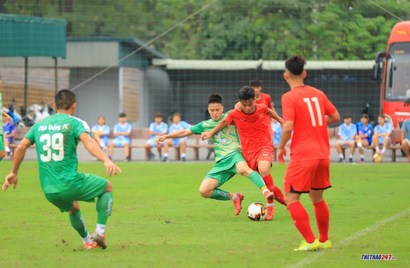 HLV Troussier hò hét, thúc giục học trò thi triển lối đá pressing Ảnh 14