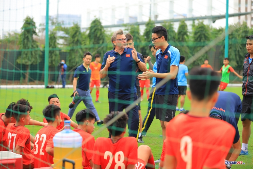HLV Troussier hò hét, thúc giục học trò thi triển lối đá pressing Ảnh 15