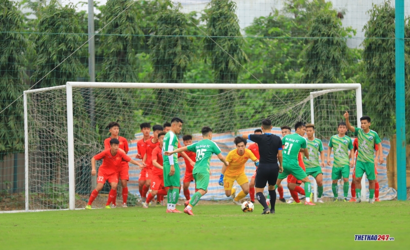 HLV Troussier hò hét, thúc giục học trò thi triển lối đá pressing Ảnh 20
