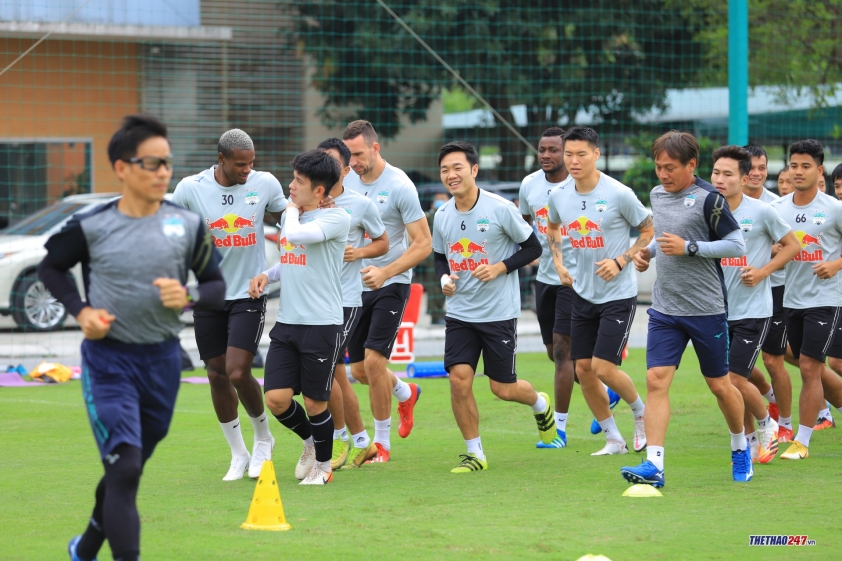 Xuân Trường 'đối đầu' với Kim Dong Su trên sân tập của HAGL Ảnh 1