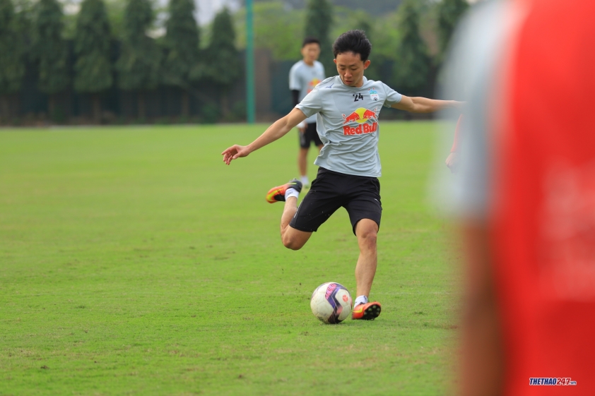 Xuân Trường 'đối đầu' với Kim Dong Su trên sân tập của HAGL Ảnh 11